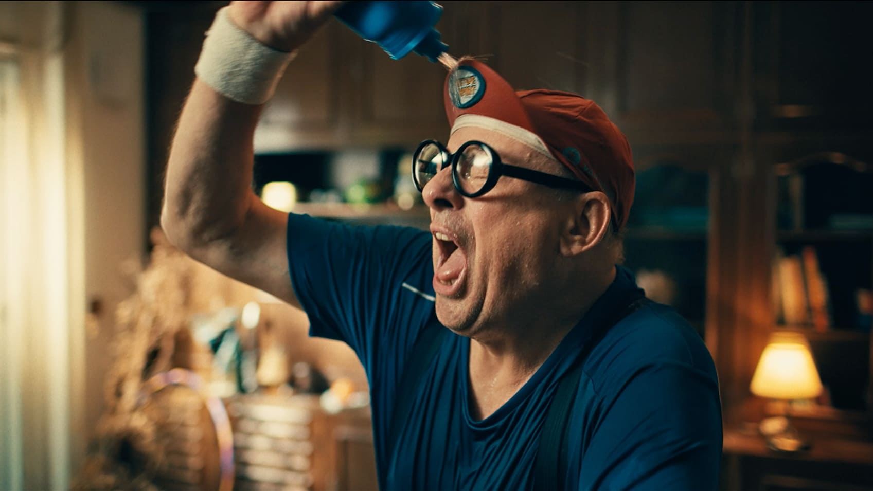 Poletna kampanja »Za friš’n luft« je bila vse prej kot običajna – polna smeha, športnih vložkov in Gojčevega značilnega humorja. Z njo smo poskrbeli, da so ljudje spoznali preprosto resnico: ko je v prostoru svežina, je življenje lažje.